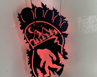 Ściana metalowa z odciskiem stopy Bigfoot Forest LED Lights, metalowy znak Walking Bigfoot, metalowa ścienna dekoracja Sasquatch Footprint, metalowa jaskinia Bigfoot Man Cave