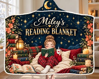 以下が含まれることがあります： 「Miley's READING BLANKET」という文字が書かれた、星空のダークブルーの背景を持つフード付きブランケット。本を読む人物、カラフルな本の山、ランタン、キャンドル、花のアクセントがデザインされています。