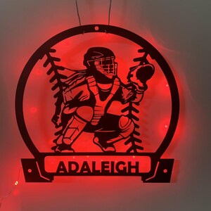 Arte de pared de metal con luces LED y diseño de receptor de softbol personalizado, letrero de metal con nombre de jugador de béisbol personalizado, decoración de pared de metal con luces LED para deportes de softbol