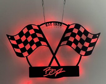Arte de pared de metal con bandera de carreras personalizada con luces LED, letrero de metal con bandera de carreras personalizada, cueva de hombre de carreras de karts para pared de metal para garaje, regalo para el hogar