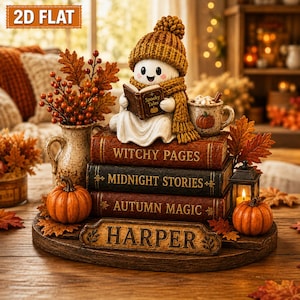 Può includere: Una statuetta decorativa di un fantasma con berretto e sciarpa in maglia marrone, che legge un libro intitolato Spooky Tales. Poggia su tre libri etichettati Witchy Pages, Midnight Stories e Autumn Magic, con una targhetta con il nome Harper.