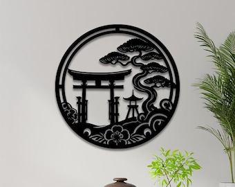 Può includere: Arte da parete in metallo nero con una scena di giardino giapponese con un torii, una pagoda, un pino e nuvole stilizzate. Il design è circolare e ha un bordo decorativo.
