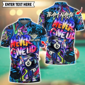 Könnte beinhalten: Ein kurzärmeliges Poloshirt mit einem lebendigen Graffiti-Design. Das Shirt zeigt die Worte "NEVER GIVE UP" in farbenfrohen Buchstaben, zusammen mit einer Cartoon-Acht-Ball-Figur, die eine Sonnenbrille trägt und einen Billardqueue hält. Das Shirt hat auch den Text "ENTER TEXT HERE", "YOUR NAME" und "TEAM NAME".