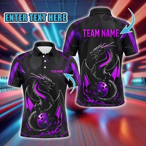 Puede incluir: Polo negro con un diseño de dragón morado y blanco alrededor de una bola de bolos. La camiseta tiene el texto "ENTER TEXT HERE" en la parte superior y "YOUR NAME" en la parte delantera. La parte trasera de la camiseta tiene el texto "TEAM NAME".