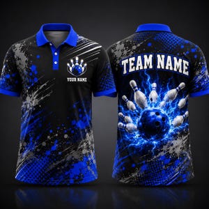 Könnte beinhalten: Ein schwarz-blaues Poloshirt mit Bowling-Motiv. Die Vorderseite zeigt eine Bowlingkugel und Pins mit dem Text YOUR NAME. Die Rückseite zeigt eine Bowlingkugel, die Pins trifft, umgeben von blauen Blitzen und dem Text TEAM NAME.