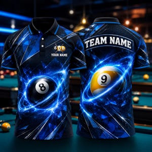 Peut inclure: Un polo à manches courtes avec un motif géométrique abstrait bleu et noir et des effets lumineux. Le devant présente un graphique de boule 8 et le texte YOUR NAME. Le dos montre un graphique de boule 9 et le texte TEAM NAME.