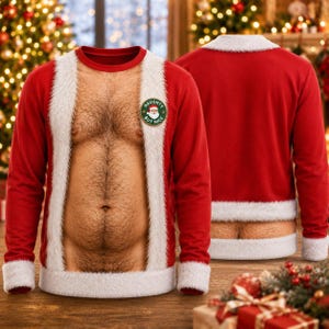 Könnte beinhalten: Ein rotes Langarm-Sweatshirt mit einem realistischen Fotodruck eines behaarten Oberkörpers auf der Vorderseite und eines behaarten unteren Rückens auf der Rückseite. Das Kleidungsstück hat einen weißen Kunstfellbesatz an Kragen, Ärmeln und Saum.