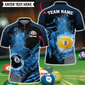 Könnte beinhalten: Schwarzes Poloshirt mit blauem und schwarzem Design mit einer Billardkugelgrafik. Das Shirt hat einen blauen Raucheffekt und die Billardkugeln mit den Nummern 8 und 9 sind sichtbar. Der Text "ENTER TEXT HERE" und "TEAM NAME" sind ebenfalls sichtbar.