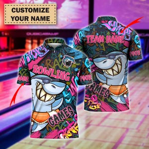Camiseta de bolos personalizada con grafiti de tiburón, polo, nombre de equipo personalizado y nombre de jugador, camiseta de equipo de bolos de estilo callejero colorido.