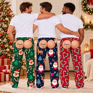 Puede incluir: Tres pantalones de pijama con temática festiva y abertura trasera, cada uno con una camiseta blanca. Los pantalones muestran patrones de renos, Papá Noel y bastones de caramelo, con el nombre James y un corazón impresos sobre la abertura.