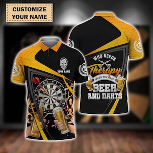 Pode incluir: Polo preto e amarelo com um gráfico de dardo e cerveja. A camisa apresenta o texto "Customize Your Name" e "Who Needs Therapy When You Have Beer and Darts."