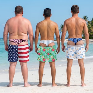 Può includere: Tre costumi da bagno indossati con perizomi abbinati. Il primo presenta un motivo a bandiera americana blu e rossa con un perizoma leopardato rosa. Il secondo ha una stampa floreale tropicale verde con un perizoma a righe bianche. Il terzo ha un motivo a conchiglie blu e bianco con un perizoma mimetico blu.