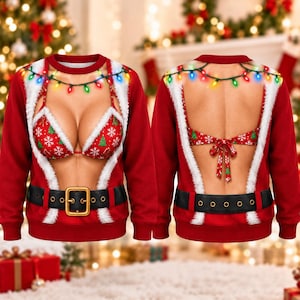 Puede incluir: Un suéter rojo de manga larga con un diseño estampado de parte superior de bikini con patrón de copos de nieve y árboles, ribete de piel sintética blanca, un cinturón negro con hebilla dorada y luces navideñas de colores en el cuello.