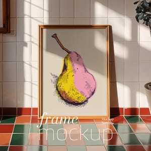 Pode incluir: Uma impressão de arte emoldurada com uma ilustração colorida de uma pera. A pera é retratada em tons de amarelo e rosa, com um caule marrom. As palavras "frame mockup" estão na parte inferior da moldura.