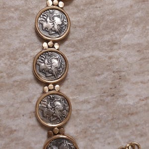 Bracciale con riproduzione di monete romane
