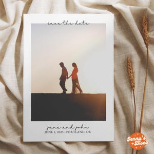 Może przedstawiać: Karta z zaproszeniem na ślub z sylwetką pary spacerującej po plaży o zachodzie słońca. Tekst brzmi "save the date", "jane and john" oraz "June 1, 2025 - Portland, OR".