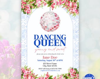 Op de afbeelding: Een trouwuitnodiging met een discobalontwerp. De tekst luidt "DANCING QUEEN" in blauw, met "young and sweet" in roze. Bloemenranden en een discobalillustratie zijn op de uitnodiging te zien.