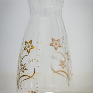 Vintage Pyrex Gold Floral Carafe – 48oz | Made in USA | Mid-Century Modern Drinkware