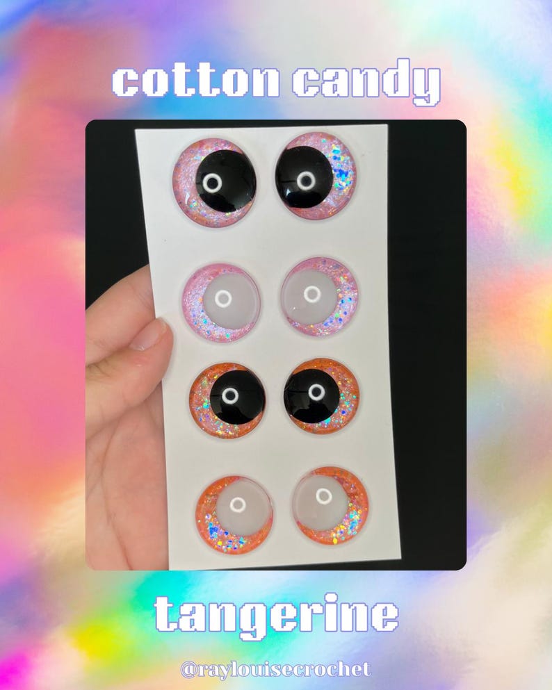 Op de afbeelding: Een set van acht poppenogen in de kleuren suikerspin en mandarijn. De ogen hebben zwarte pupillen en glitteraccenten. De woorden "cotton candy" en "tangerine" staan boven en onder de ogen.