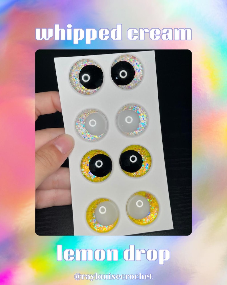 Op de afbeelding: Een vel met zes knutselogen in verschillende ontwerpen. De bovenste twee paren zijn zwart met glitter, het middelste paar is wit met glitter en de onderste twee paren zijn geel met glitter. De tekst "whipped cream" en "lemon drop" staan bovenaan en onderaan.