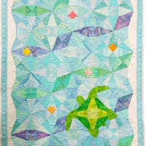 Peut inclure: Une courtepointe avec un fond bleu et une tortue de mer verte au centre. La courtepointe est composée de formes géométriques dans des tons de bleu, de vert et de violet. Il y a aussi de petites formes jaunes et rouges éparpillées sur toute la courtepointe.