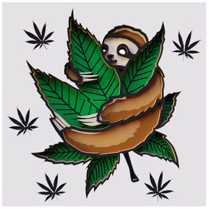 Könnte beinhalten: Ein geschichtetes Papierkunstwerk mit einem Faultier, das sich in einem großen grünen Blatt mit schwarzen Umrissen befindet. Das Faultier ist braun und hellbraun mit weißen Augen. Mehrere schwarze Cannabispflanzenblätter umgeben das zentrale Blatt.