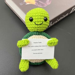 Entzückende Häkelschildkröte positiv, Häkelschildkröte, Umarmungsschildkröte, Schildkröte zur emotionalen Unterstützung, Schildkrötenanhänger, muntere mich auf, denke an Dich