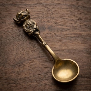 Peut inclure: Ensemble de trois mugs en céramique avec une finition mate et mouchetée. Chaque mug est de couleur différente : bleu clair, crème et gris. Les mugs ont un design simple et moderne avec une anse confortable.