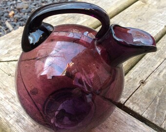 Vase pichet vintage noir romantique gothique en verre violet, carafe en verre améthyste noire, art gothique violet sombre décor universitaire pour la maison