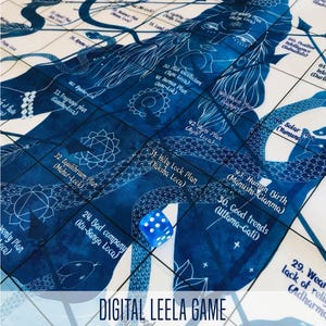 Op de afbeelding: Een blauw-wit bordspel met een raster van genummerde vakjes, tekstlabels zoals 'Holy Lock Plan' en 'Bad company', en illustraties van slangen. Een blauwe zeszijdige dobbelsteen ligt op het bord. De tekst onderaan luidt 'DIGITAL LEELA GAME + 28-PAGE GUIDE INSTANT DOWNLOAD'.