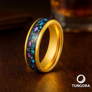 Gouden wolfraamring met ingelegde gebroken opaal, gegraveerde herentrouwring 8 mm
