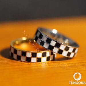 Rutig emaljring – svartvitt mönsterband i guld- eller silverfinish | Retro unisex statementring, matchande parsmycken