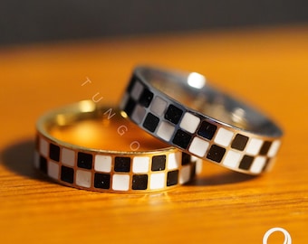 Geruite emailring – zwart-wit patroonband met gouden of zilveren afwerking | Retro uniseks statementring, bijpassende sieraden voor koppels