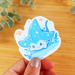 Sticker vinyle Raie manta | Sticker à offrir, sticker bouteille d’eau, sticker kawaii, sticker de journal, sticker waterproof