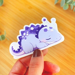 Sticker dinosaure endormi | Sticker à offrir, sticker gourde, sticker kawaii, sticker de journal, sticker waterproof, autocollant dinosaure