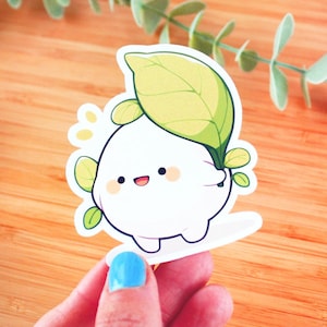 Sticker kawaii Créature à la feuille | Sticker à offrir, sticker bouteille d’eau, sticker smartphone, sticker journal, sticker kindle