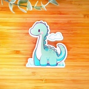 Adesivo Kawaii Diplodocus | Adesivo da offrire, adesivo dinosauro, adesivo smartphone, adesivo bambino, adesivo kindle