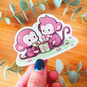 Sticker kawaii Singes aux cadeaux | Sticker à offrir, sticker bouteille d’eau, sticker smartphone, sticker journal, sticker kindle