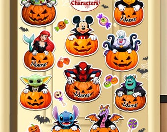 Könnte beinhalten: Eine Sammlung von Halloween-Aufklebern mit Buzz Lightyear, Winnie Puuh, Ariel, Mickey Maus, Ursula, Grogu, Spider-Man, Sulley, Stitch und Figment, die jeweils aus einem Kürbis hervorschauen, mit Platz für einen Namen.