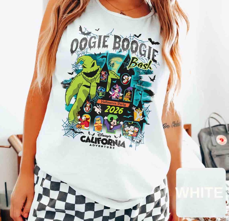 以下が含まれることがあります： ディズニー・カリフォルニア・アドベンチャーのOogie Boogie Bashハロウィーンパーティー2026のカラフルなグラフィックが特徴の白いタンクトップ。デザインには、ウギー・ブギーのキャラクター、コウモリ、その他のディズニーキャラクターが含まれています。