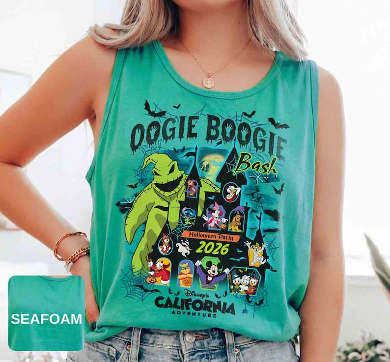 以下が含まれることがあります： 「Oogie Boogie Bash」の文字と、ウギー・ブギーや他のディズニーキャラクターのグラフィックが特徴の、シーフォームグリーンのタンクトップ。「Halloween Party 2026」と「Disney's California Adventure」の文字も含まれています。