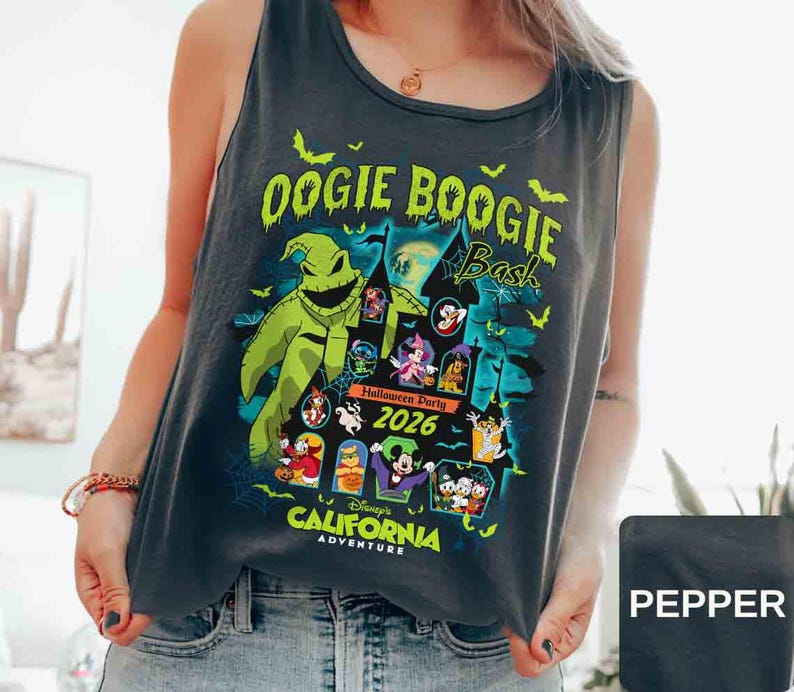 以下が含まれることがあります： ディズニー・カリフォルニア・アドベンチャーのOogie Boogie Bashハロウィーンパーティー2026のカラフルなグラフィックが特徴の濃いグレーのタンクトップ。デザインには、ウギー・ブギーのキャラクター、コウモリ、その他のハロウィーンをテーマにした要素が含まれています。