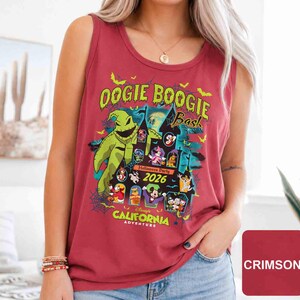 以下が含まれることがあります： ディズニー・カリフォルニア・アドベンチャーのOogie Boogie Bashハロウィーンパーティー2026のグラフィックデザインが施されたクリムゾンタンクトップ。デザインには、ウギー・ブギーのキャラクター、コウモリ、その他のディズニーキャラクターが含まれています。タンクトップはノースリーブです。