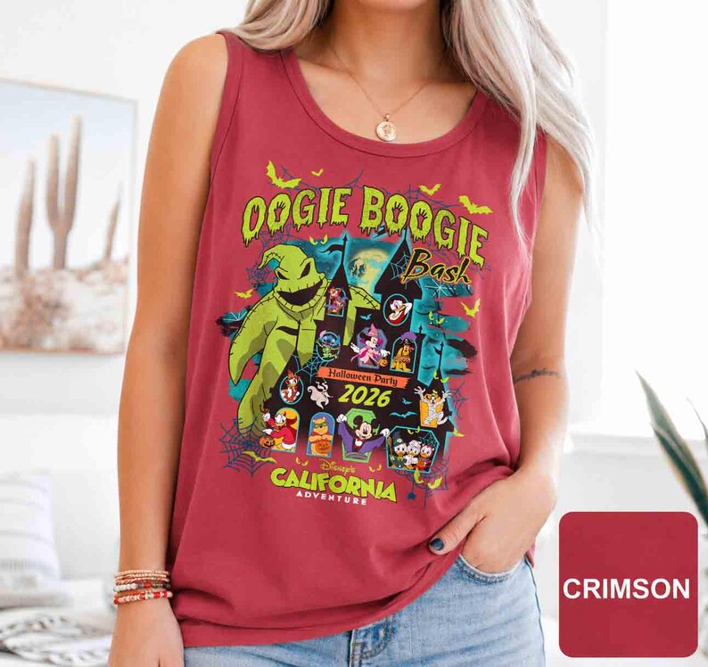 以下が含まれることがあります： ディズニー・カリフォルニア・アドベンチャーのOogie Boogie Bashハロウィーンパーティー2026のグラフィックデザインが施されたクリムゾンタンクトップ。デザインには、ウギー・ブギーのキャラクター、コウモリ、その他のディズニーキャラクターが含まれています。タンクトップはノースリーブです。