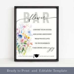 Puede incluir: Una impresión enmarcada con un tema de barra floral. El diseño presenta la palabra "flower" en letras grises grandes, con una superposición de fuente de escritura. Las instrucciones incluyen "Elige tus tallos", "Añade algo de vegetación" y "Llévatelo a casa y disfruta".