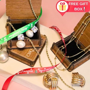 Double Venus pride bracelet symbolizing LGBT love, shown as a meaningful Valentine’s Day gift