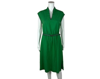 Puede incluir: Un vestido midi verde con cuello en V y mangas cortas. El vestido tiene un cinturón a rayas blancas y negras.
