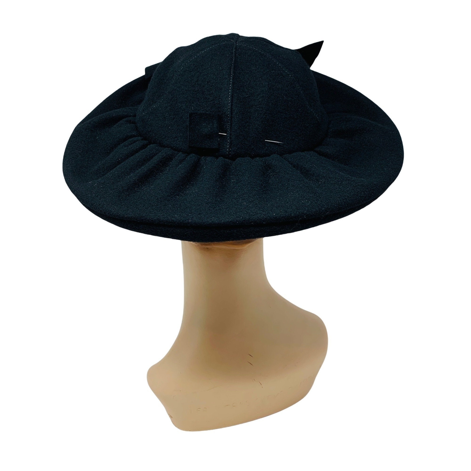 Vintage 1940s Black Wool Round Bow Hat With Arrow Brooch  display picture 1