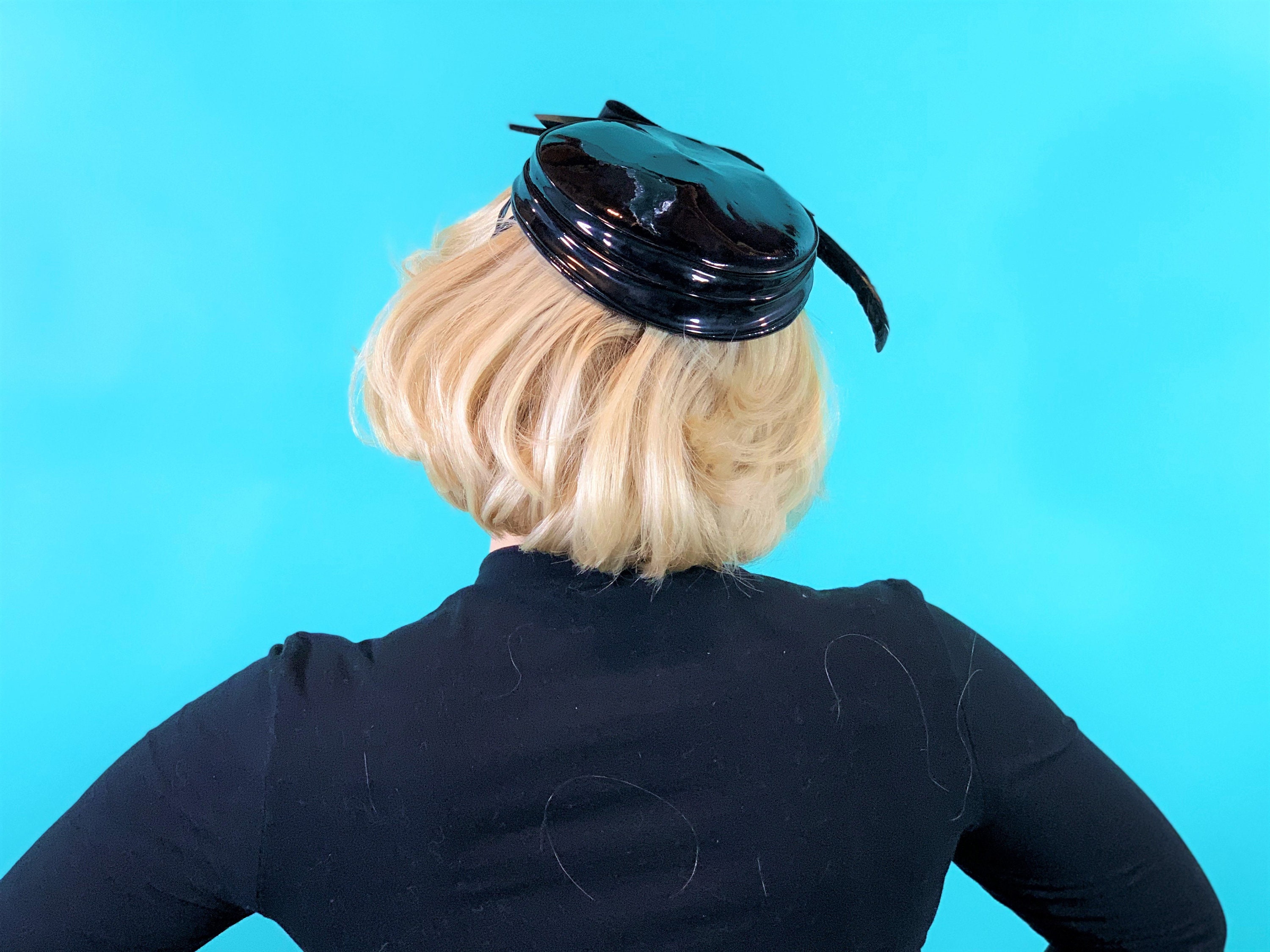 Vintage 1950s Black Patent Hat Bow & Feather Shiny Beret - Etsy display picture 1