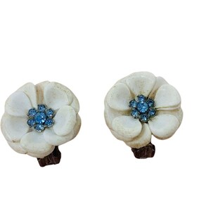 Vintage 1950s Clip Ons White Flowers Blue Rhinestones Earrings image 6